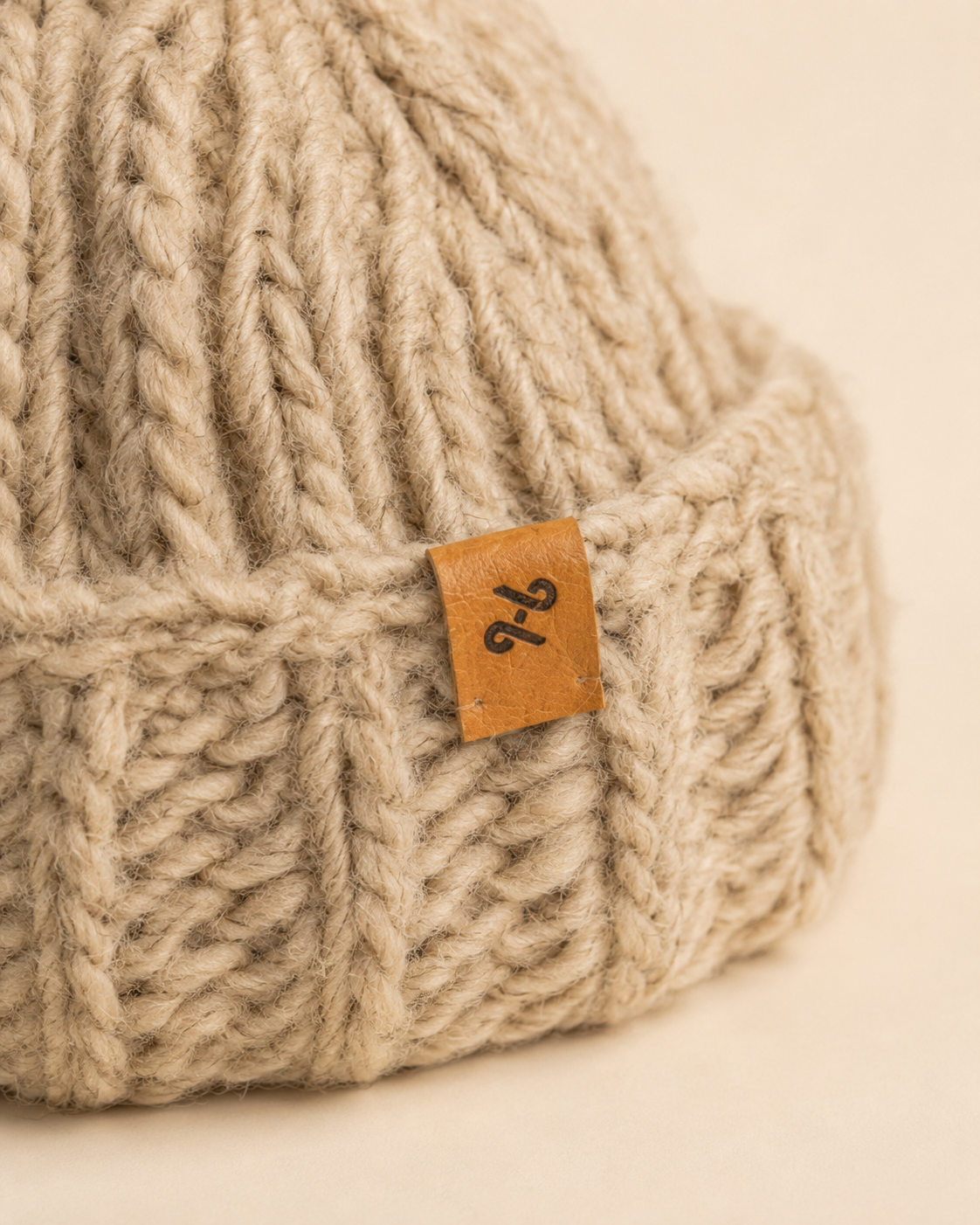 Acabado artesanal del Gorro Kuntur Nube de Puna