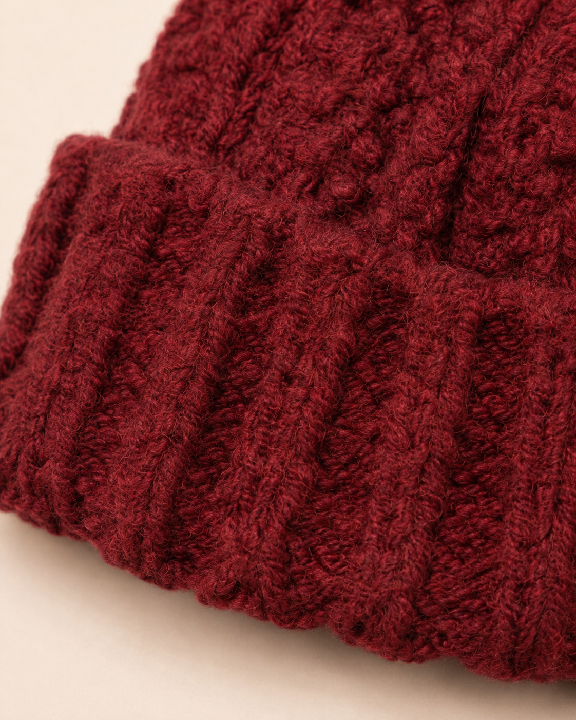 Detalle de la textura del Gorro Molle Granate Andino