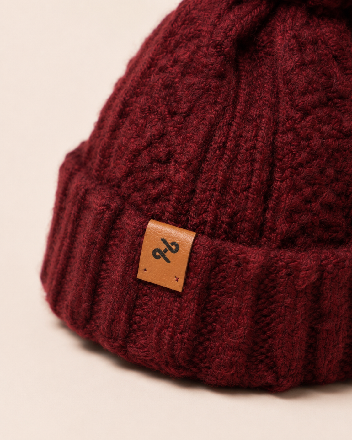 Acabado artesanal del Gorro Molle Granate Andino