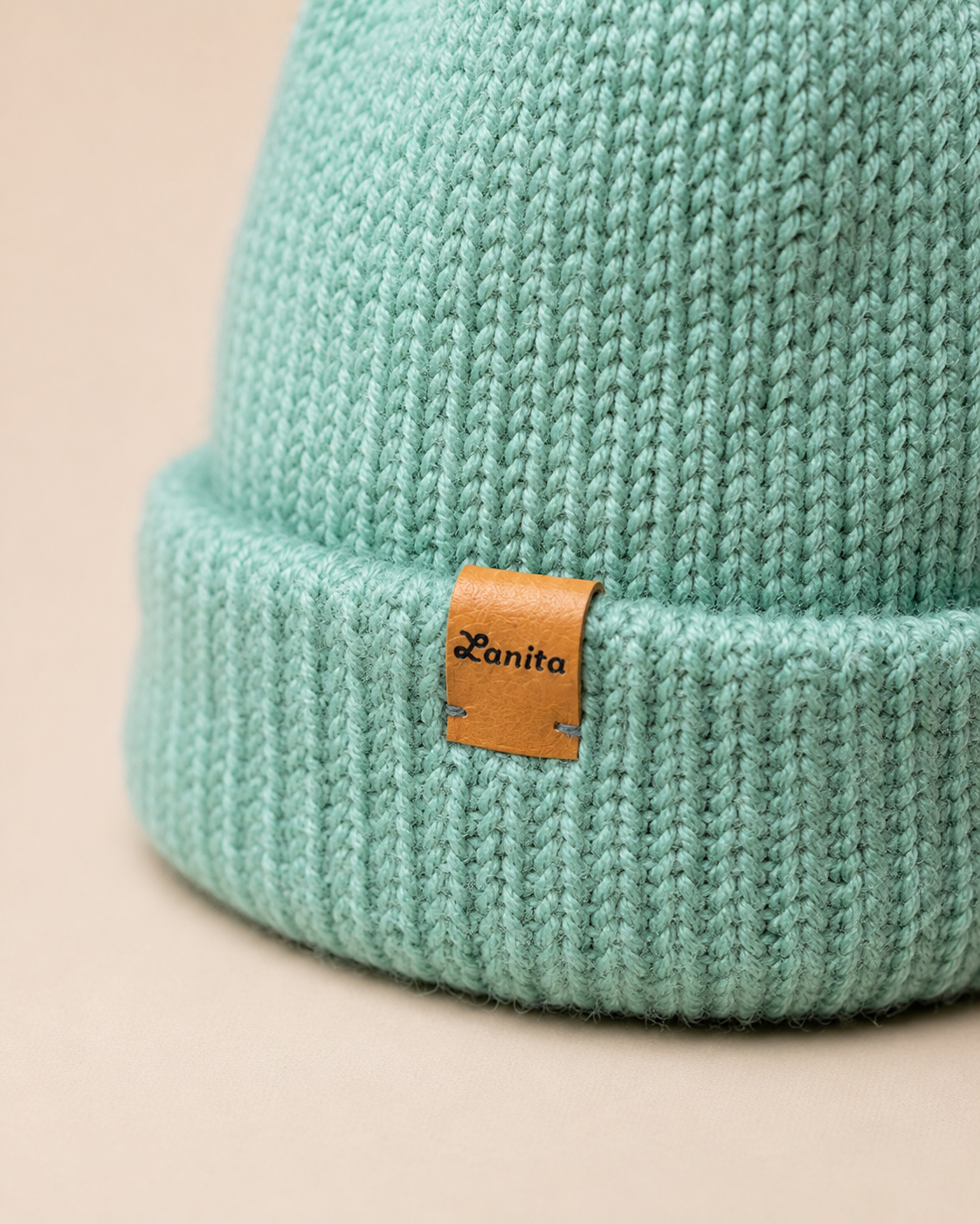 Acabado artesanal del Gorro Parón Laguna Clara