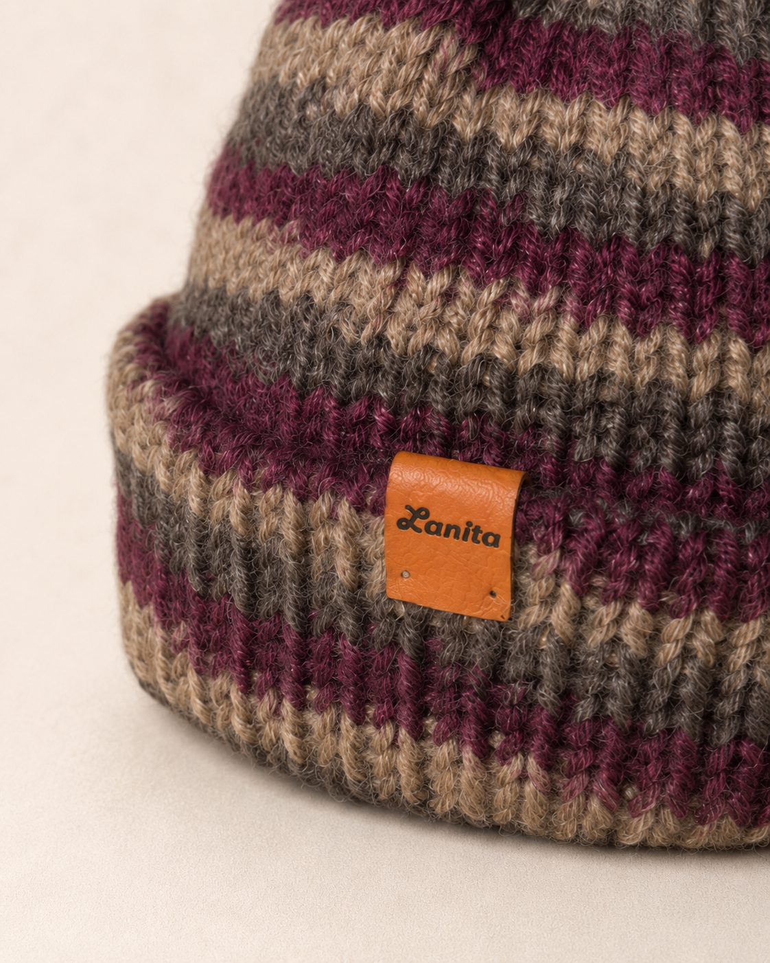 Acabado artesanal del Gorro Suri Bosque Nublado